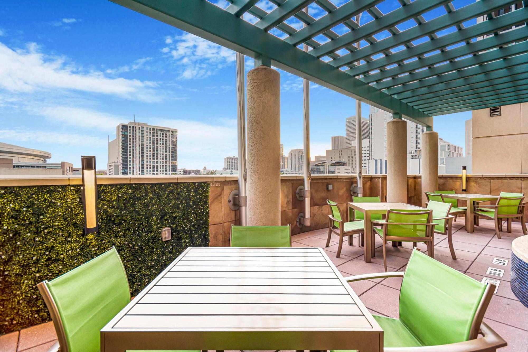 Embassy Suites Houston - Downtown Exterior photo